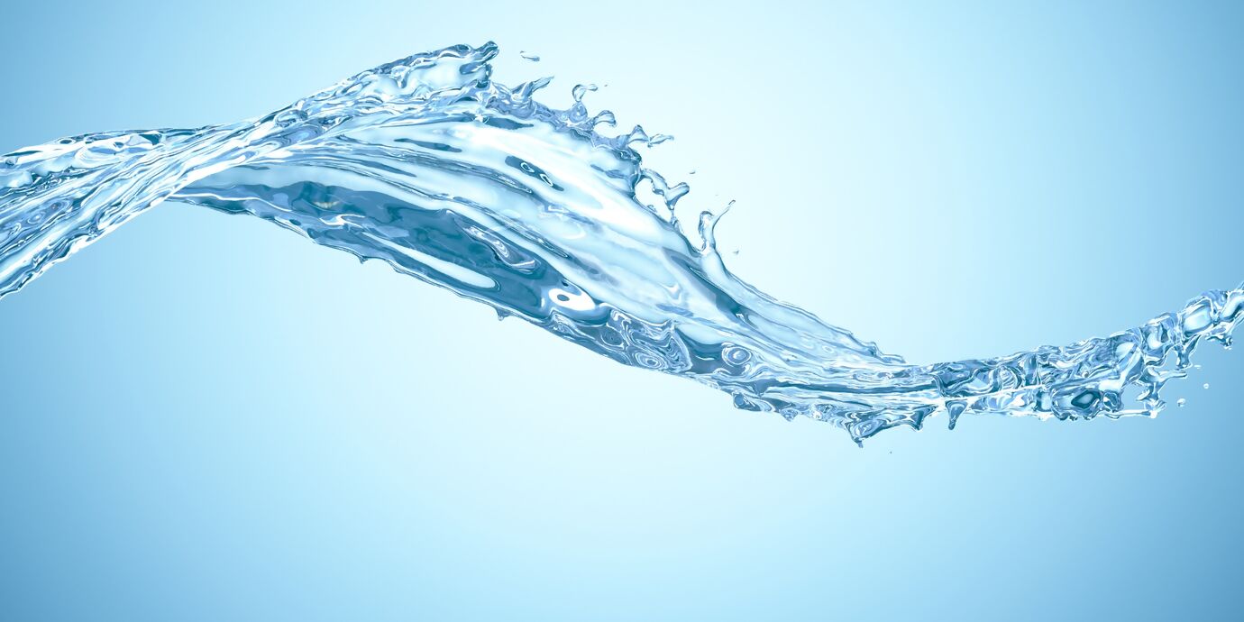 Wasserschwall von link nach rechts auf blauem Hintergrund (digital erzeugtes Wasser)