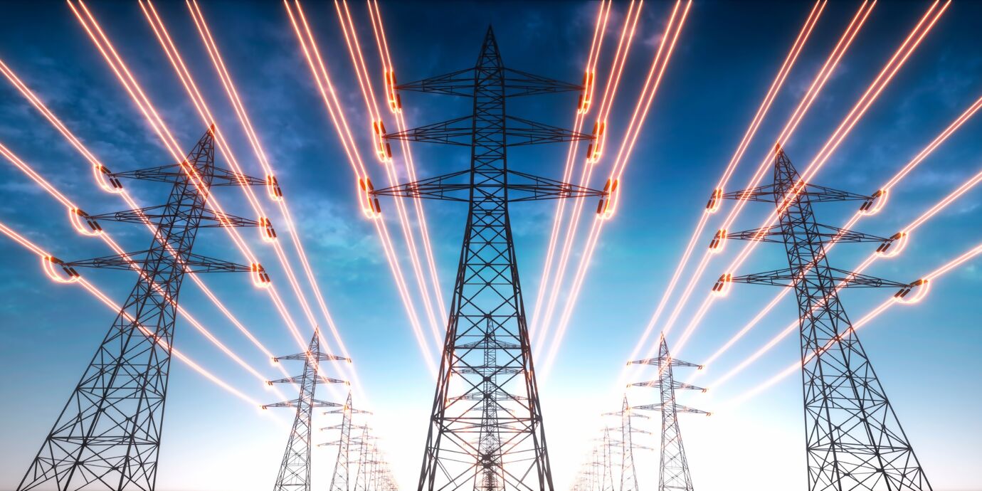 Freileitungsmast mit glühend orangen, elektrischen Freileitungen vor blauem Himmel