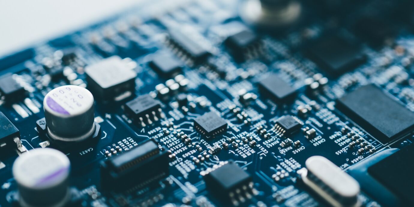Mainboard mit CPU, Halbleitern und Schaltungen. Mikroelektronik und Server-Hardware, blaue Core-Technologie als Hintergrund. Konzept eines elektronischen Geräts