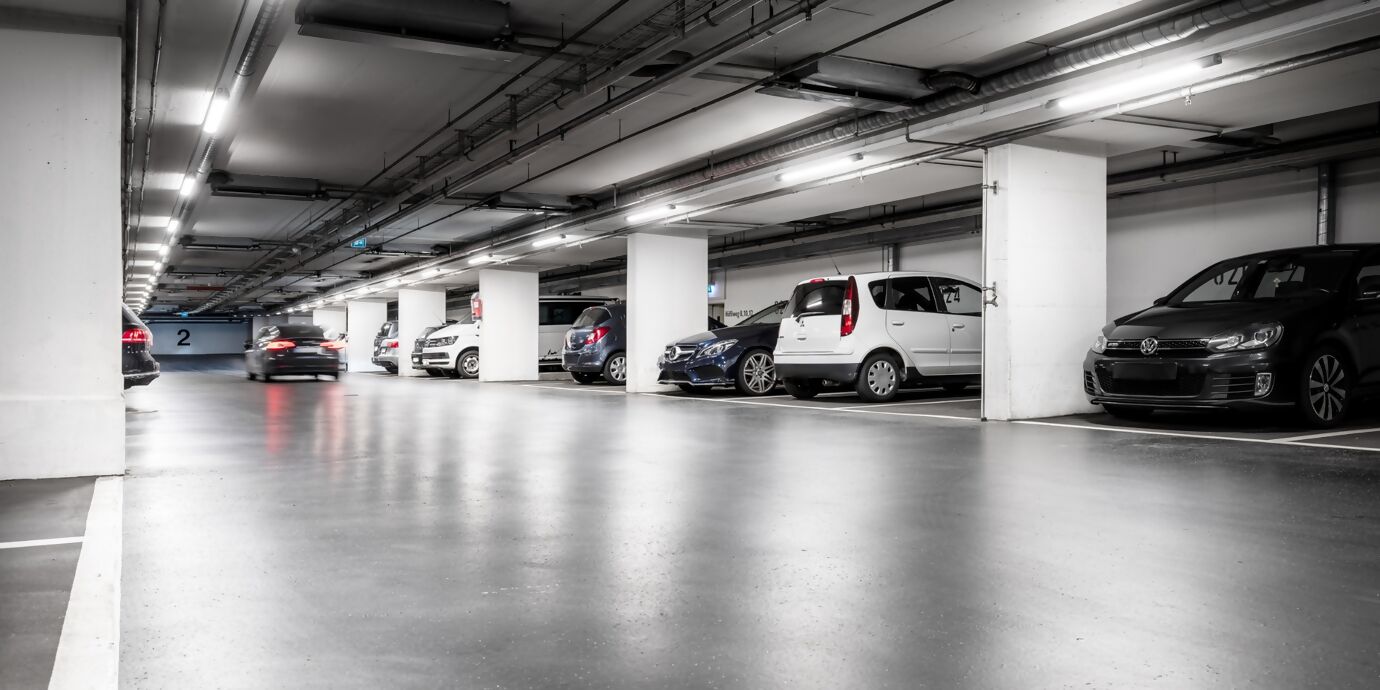 Innenansicht eines beleuchteten Parkhauses