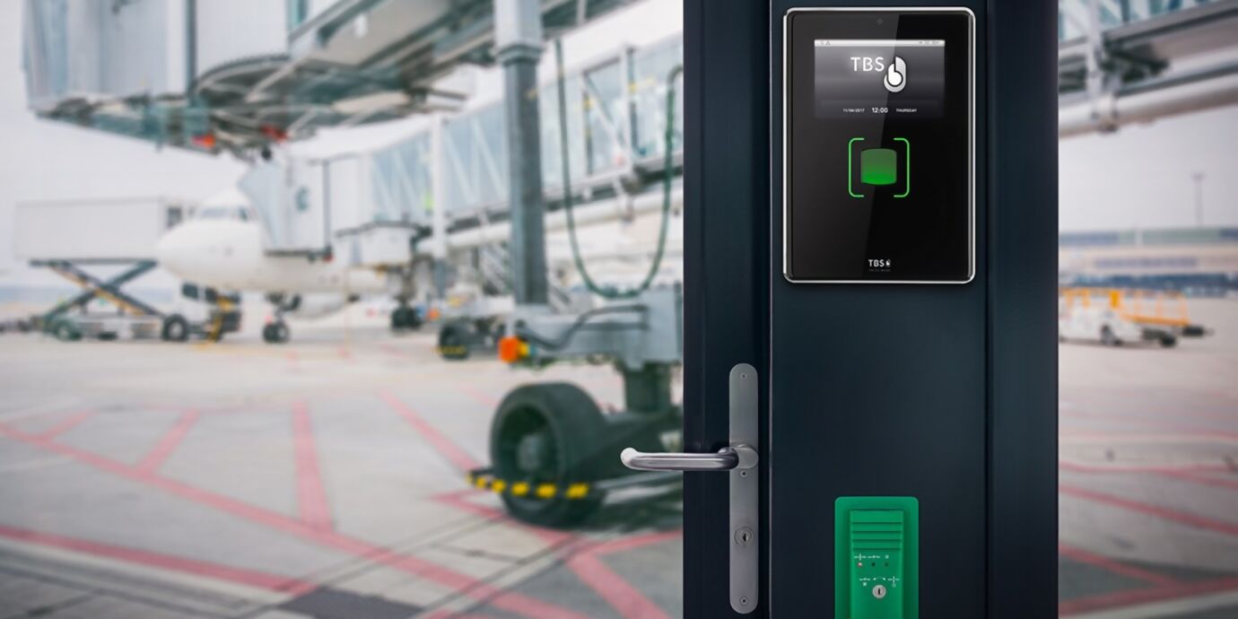Biometrie-Terminal von TBS eingebaut an Tür, die auf den Aussenbereich eines Flughafenterminals führt