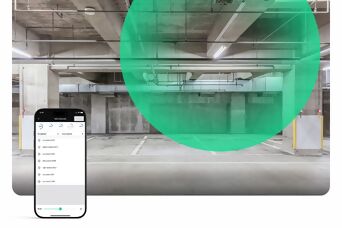 Foto von leerem Parkhaus mit einem vorgelagerten Kreis in den Grüntönen von Silvair und einem Mobile Device, das die Desktop-App von Silvair zeigt