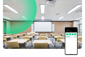 Foto von leerem Klassenzimmer mit einem vorgelagerten Kreis in den Grüntönen von Silvair und einem Mobile Device, das die Desktop-App von Silvair zeigt