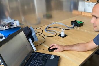 ein Mitarbeiter macht eine EMV Pre-Messung an einem Prototypen im internen Labor