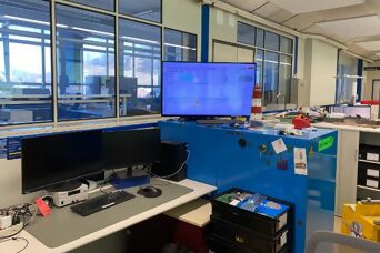Einblick, wie ein Arbeitsplatz eines Lernenden Elektronik aussieht