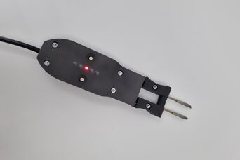 Foto der Entlötpinzette aus dem Berufsbildungsprojekt mit gut sichtbarem Griff aus dem 3D-Drucker