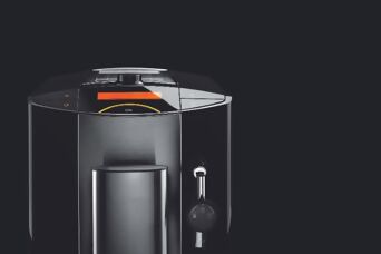 Kaffeemaschine vor schwarzem Hintergrund