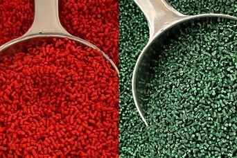 rote und grüne Kunststoff-Compounds
