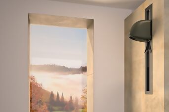 Rez Beluga Warmdusche height-adjustable in the Unterputz mounted next to window with a view in bathroom