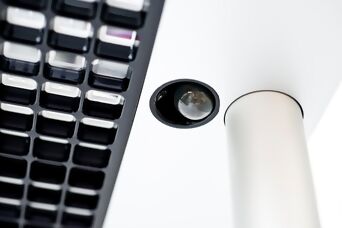 Nahaufnahme einer Büro-Stehleuchte von unten mit Blick auf den Sensor