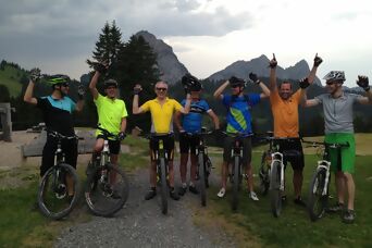 7 Personen auf Fahrrädern jubel über ihre erfolgreiche Biketour