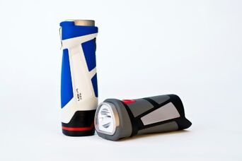 Zwei Taschenlampen mit unterschiedlichem Gehäuse, eine stehend, eine liegend