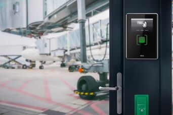 Biometrie-Scanner von TBS eingebaut an Tür, die auf den Aussenbereich eines Flughafenterminals führt