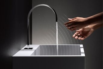Waschtisch mit morderner, gebogener Armatur, fliessend Wasser, Hände und eingezeichnete Sensorik-Wellen