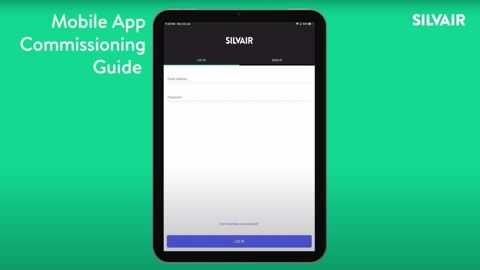 Foto von iPad mit Login in Silvair-App, Silvair Logo sowie Überschrift "Mobile App Commissioning Guide"