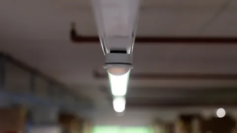 Leuchtschiene für Lagerbeleuchtung mit SENSOTEC Zhaga Sensor, den man im Fokus sieht.