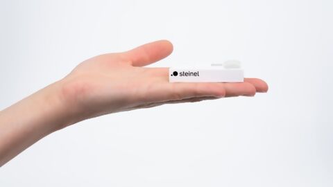 Ausgestreckte Hand präsentiert auf Handfläche SENSOTEC PIR-Sensor von STEINEL