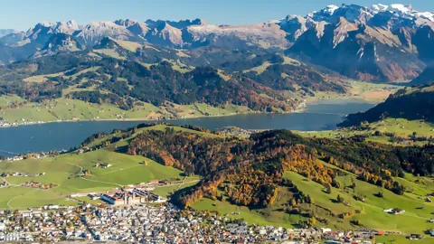 Drohnenaufnahme von Einsiedeln mit Sihlsee und Bergen im Hintergrund