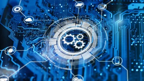 Entwicklung visualisiert durch blaue Leiterbahnen auf dunklem Hintergrund darüber gelegt, digital ein Netzwerk mit Zahnrädern und Icons als Knotenpunkte für unter anderem Cloud, WWW, Netzwerk, Devices