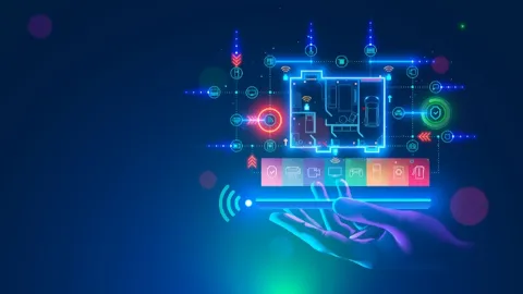 Hand hält Smartphone darüber Icons und Grundrissplan eines Hauses für die Symbolisierung von Smart Home Steuerung bzw. IoT - Internet der Dinge