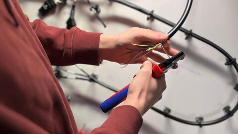Nahaufnahme Arbeit mit Kabelbäumen