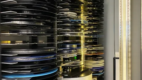 Eingelagerte, elektronische Bauelemente SMD-Gurtung auf mehreren Rollen (Reels)