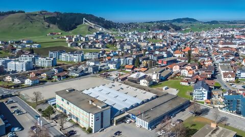 Luftaufnahme STEINEL Areal mit Einsiedeln im Hintergrund