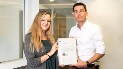 Marco Lang, CEO STEINEL Solutions und Irene Studhalter, Head of Human Resources mit Urkunde von Fachstelle UND nach erfolgreicher Rezertifizierung