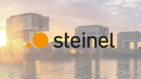 STEINEL Logo im Hintergrund Sonnenaufgang bei Kranhäusern im Rheinauhafen, Köln