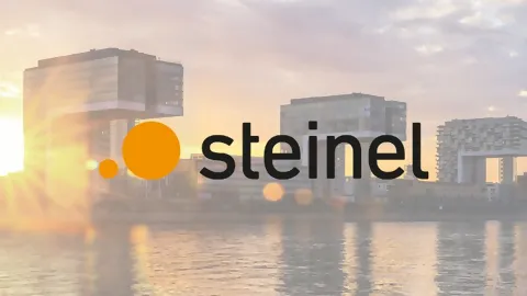 STEINEL Logo im Hintergrund Sonnenaufgang bei Kranhäusern im Rheinauhafen, Köln