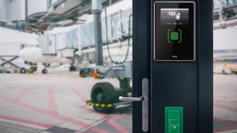Biometrie-Terminal von TBS eingebaut an Tür, die auf den Aussenbereich eines Flughafenterminals führt