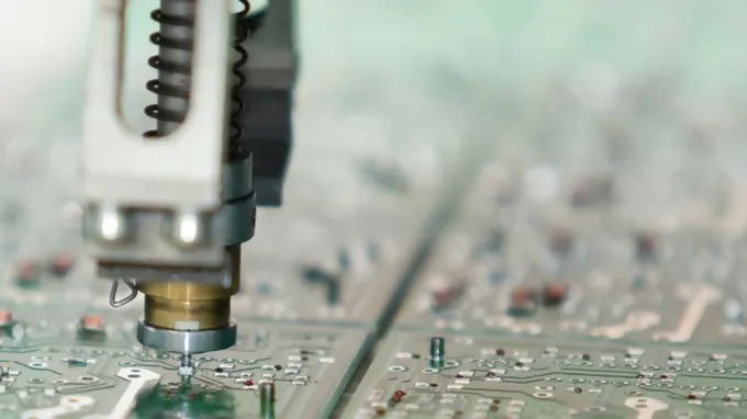 Nahaufnahme von SMD-Bestückungskopf wie eine Platine bestückt wird